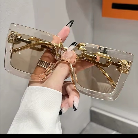 Stylish Gold-Tinted Women's Sunglasses - Picture 1 of 1